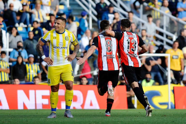 Escena del partido que disputan Rosario Central y River Plate