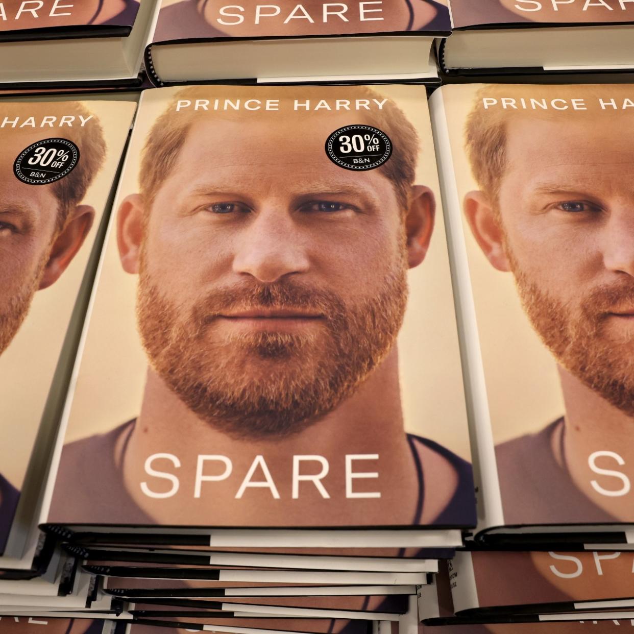  Prince Harry's Controversial Memoir Goes On Sale 