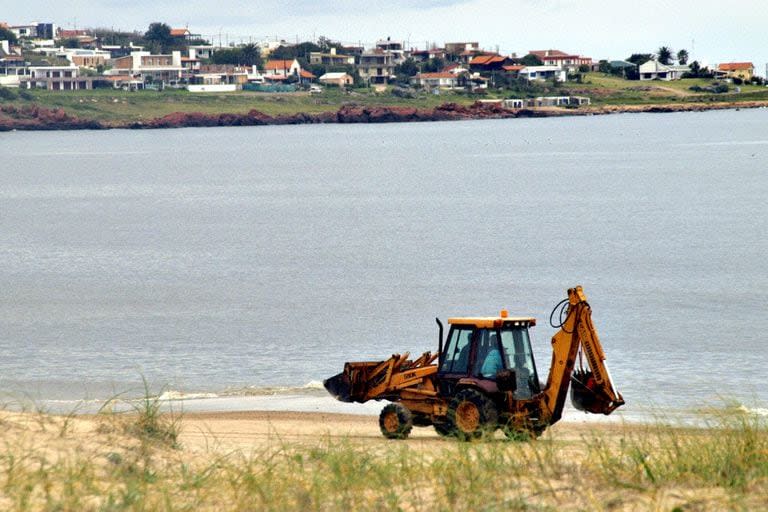 Polémica por las demoliciones de unas construcciones precarias en el balneario de Punta Colorada, en Uruguay