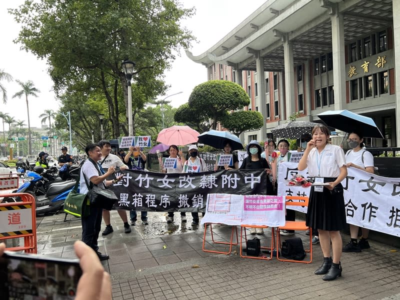 陽明交通大學有意邀請新竹女中改隸為附屬高中，引起竹女校友連署反對，11日下午到教育部遞交陳情書，並呼籲竹女和陽明科大可採漸進式合作代替合併。（中央社）