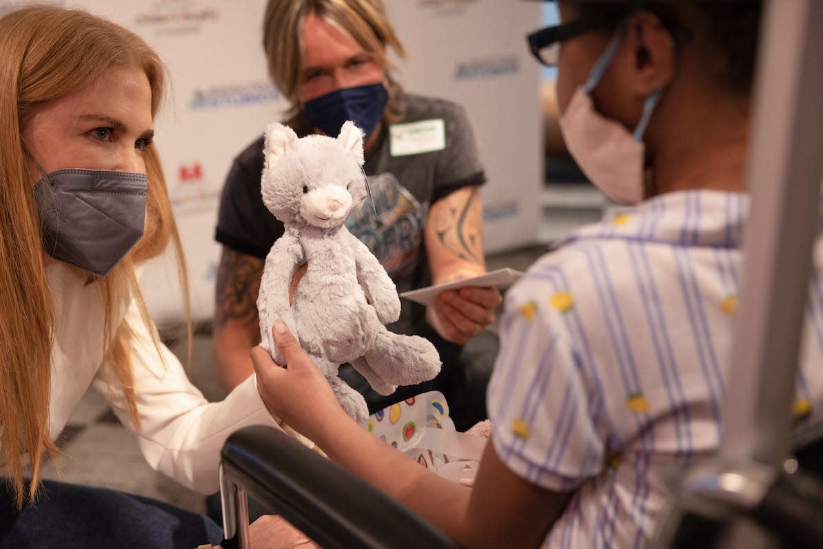 Nicole Kidman and Keith Urban visited patients this week at Monroe Carell Jr. Children's Hospital in Nashville, Tennessee.