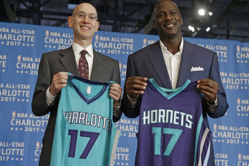 NBA總裁蕭華（Adam Silver）夏洛特黃蜂隊（Charlotte Hornets）老闆則喬登（Michael Jordan）2015年6月宣布夏洛特主辦2017年明星賽（美聯社）