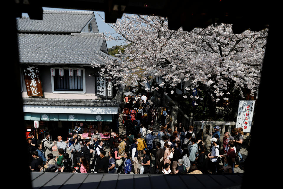 遊客走在日本京都清水寺附近街道。（路透社資料照）