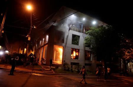 Protestors set fire to the Congress building during a demonstration against a possible change in the law to allow for presidential re-election in Asuncion, Paraguay, March 31, 2017. REUTERS/Jorge Adorno