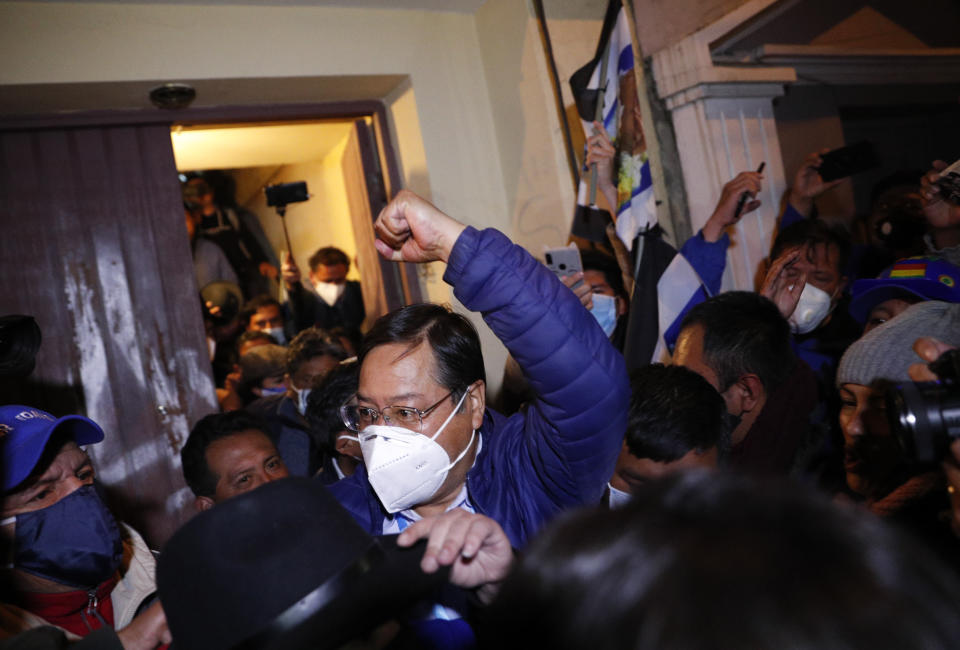 Luis Arce, candidato presidencial por el partido Movimiento al Socialismo (MAS), levanta el puño al reclamar la victoria después de las elecciones generales en La Paz, Bolivia, el lunes 19 de octubre de 2020. (AP Foto / Juan Karita)