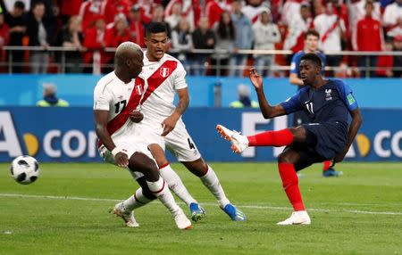 Soccer Football - World Cup - Group C - France vs Peru - Ekaterinburg Arena, Yekaterinburg, Russia - June 21, 2018 France's Ousmane Dembele shoots at goal under pressure from Peru's Luis Advincula and Anderson Santamaria REUTERS/Damir Sagolj