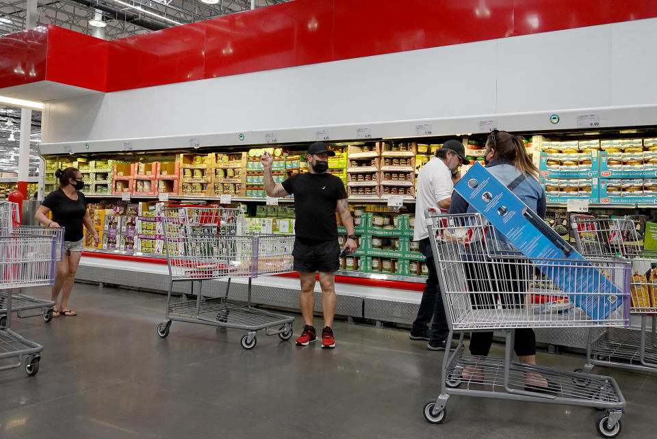 Clientes compran en un Costco de Miami. (Photo by Joe Raedle/Getty Images)