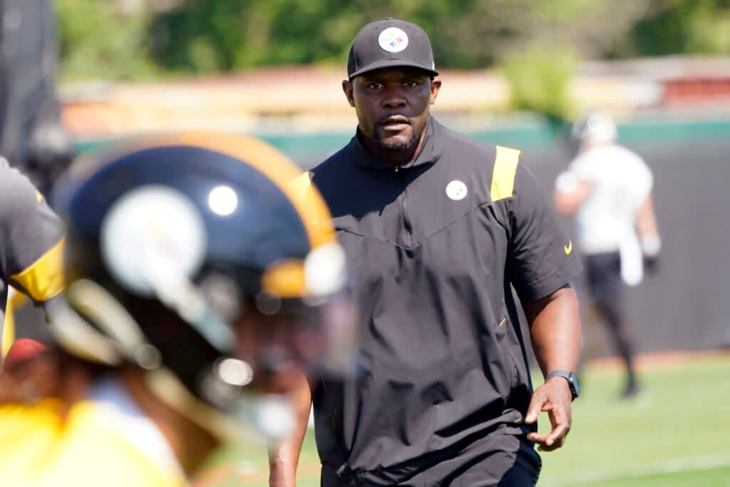 Pittsburgh Steelers senior defensive assistant Brian Flores, right, watches as the team goes through drills during an NFL football practice on May 31, 2022, in Pittsburgh. (AP Photo/Keith Srakocic, File)