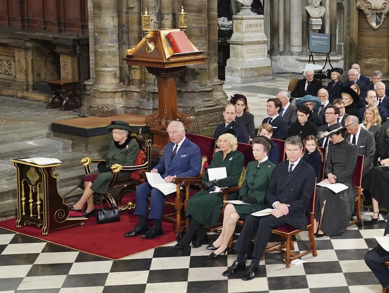 La reina Isabel II reaparece en un acto público