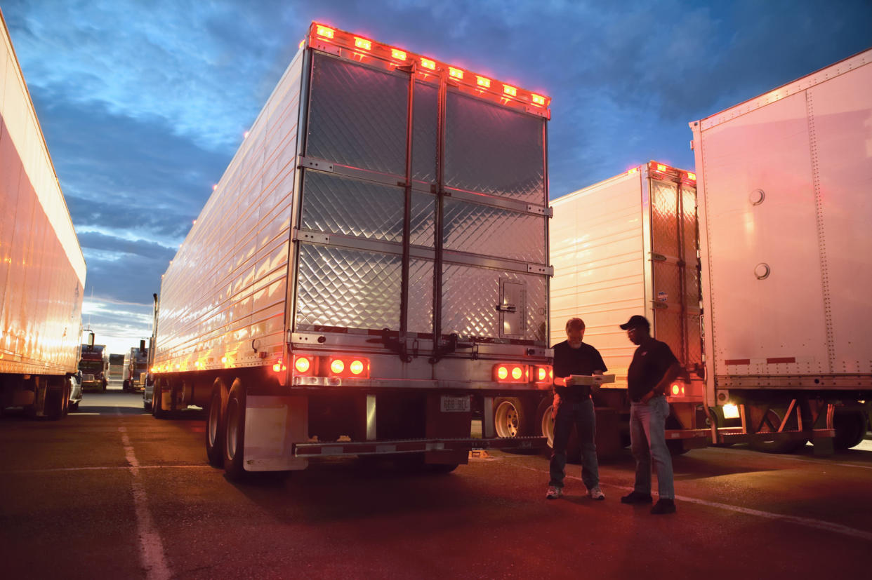 Schon seit Monaten fehlen weltweit LKW-Fahrerinnen und -Fahrer. - Copyright: Mint Images / Getty Images