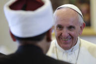 <p>Sheik Ahmed el-Tayyib, grand imam of Al-Azhar mosque in Cairo, talks with Pope Francis during a private audience in the Apostolic Palace at the Vatican on May 23, 2016. (Max Rossi/AP) </p>