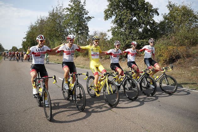 <p>L'équipe de Tadej Pogacar fête le maillot jaune.</p>