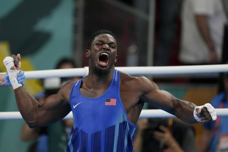 El boxeador estadounidense Joshua Edwards celebra el triunfo en semifinales ante el cubano Fernando Arzola, en la categoría 92 kg. masculino