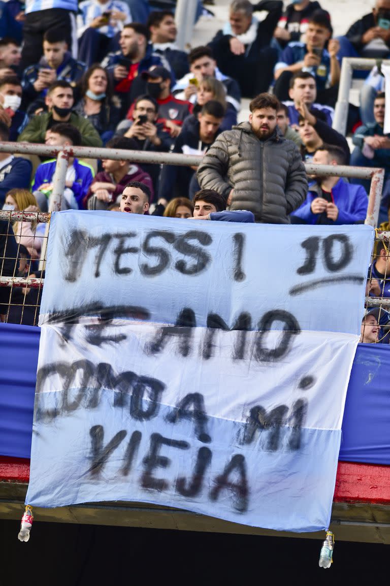 Messi, siempre Messi. En todos los rincones, banderas y pancartas para el capitán del seleccionado