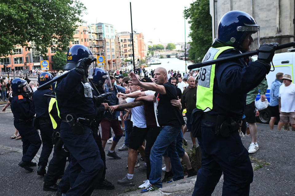 Far-right protesters clashed with British police during tense demonstrations as the unrest was linked to misinformation about a mass stabbing that killed three girls across the UK.  (Justin Tallis/AFP – Getty Images)