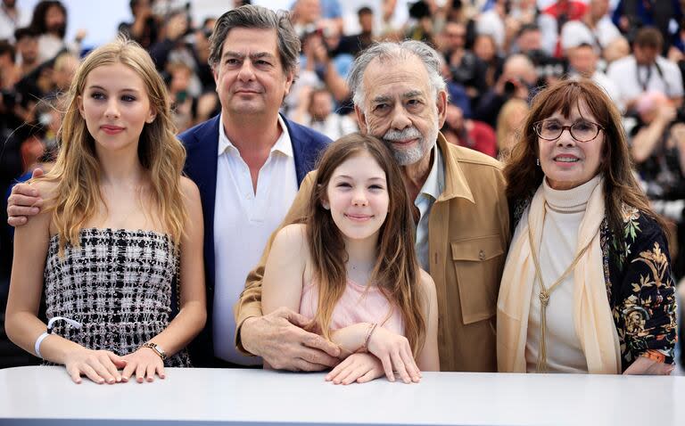 Francis Ford Coppola y parte de su familia, en Cannes: su nieta Romy Mars; su hijo, Roman Coppola; su nieta menor, Cosima Mars y su hermana, la actriz Talia Shire