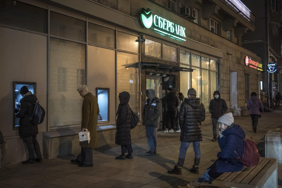 La gente espera para usar un cajero automático fuera de un local de Sberbank en Moscú, 28 de febrero de 2022. (The New York Times)
