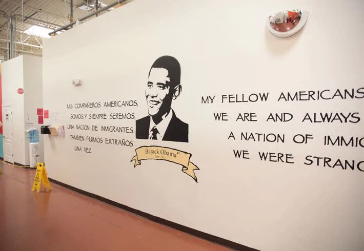 Barack Obama también aparece en un mural en Casa Padre. (Foto distribuida a los medios por el Departamento de Salud y Servicios Humanos)