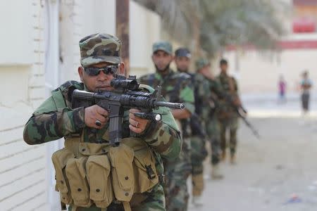 Mehdi Army fighters loyal to Shi'ite cleric Moqtada al-Sadr participate in military-style training in the street in Basra, southeast of Baghdad, June 20, 2014. REUTERS/Essam Al-Sudani