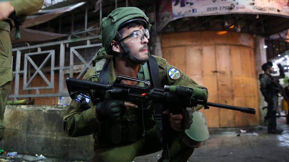 Soldado israelí durante disturbios en la ciudad cisjordana de Hebrón.