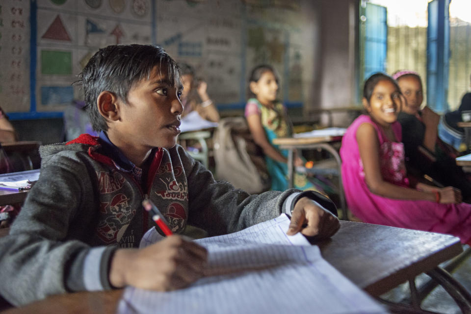 En todas las escuelas públicas de Nueva Delhi dan una hora de clases de felicidad. Meditación y tolerancia al fracaso son dos de las materias. (Photo by: Sergi Reboredo/VW Pics/Universal Images Group via Getty Images)