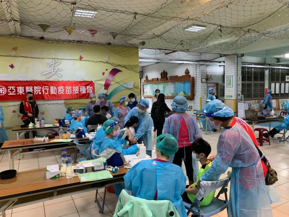 新北市副市長劉和然二十五日前往安和國小視察關心BNT兒童疫苗接種啟動作業。（記者蔡琇惠攝）