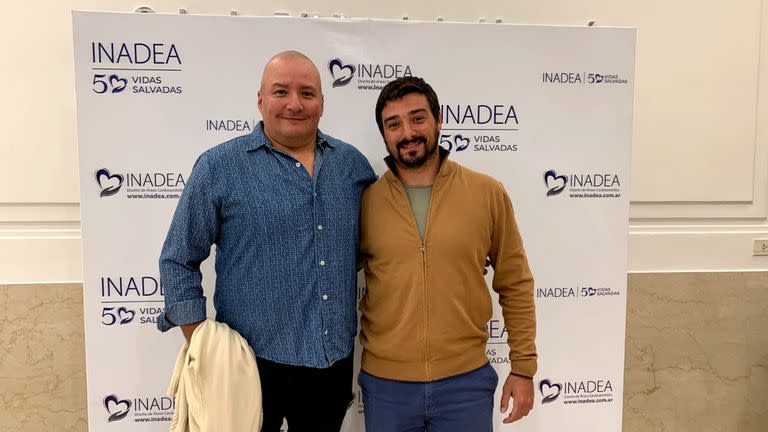 Juan Vázquez (izquierda) y Leonardo Eraso (derecha) recibieron uno de los Premios Inadea; Eraso salvó a Vázquez, su entrenador, hace 10 años cuando se desplomó con muerte súbita en el club de rugby Los Pinos, en La Lonja