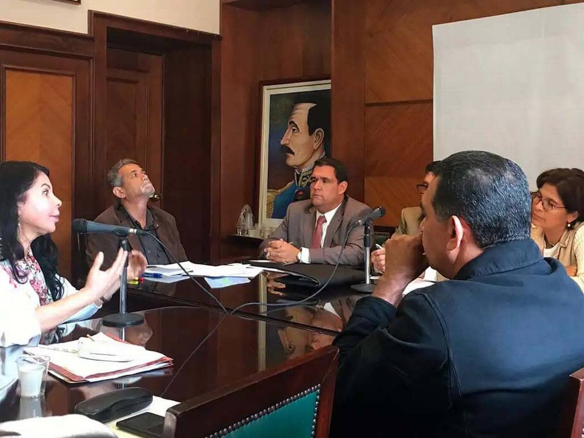 Carmen Porras meeting with opposition congressmen, claiming she was being treated unjustly by the Caracas regime.