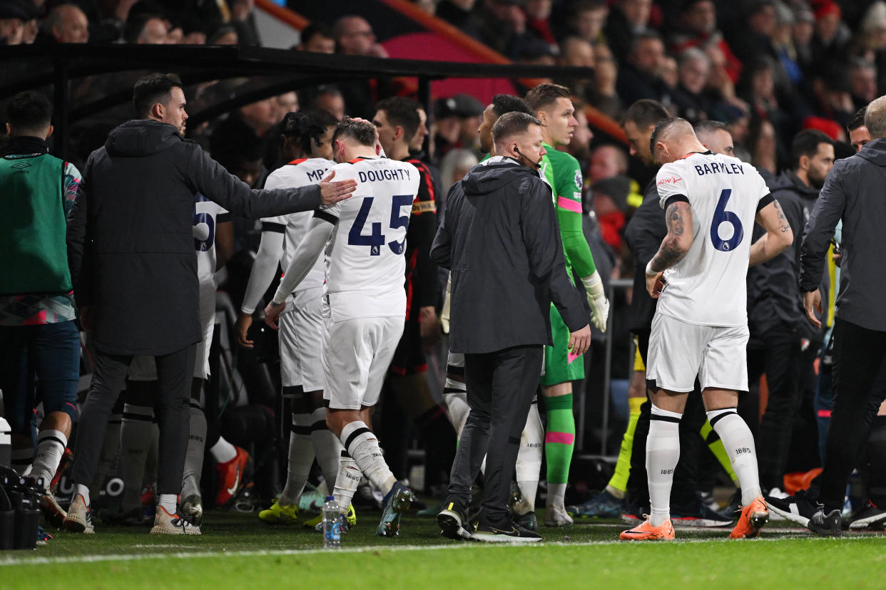 BOURNEMOUTH, ENGLAND - DECEMBER 16: Players of Luton Town and AFC Bournemouth leave the field as Tom Lockyer of Luton Town (not pictured) receives medical treatment after collapsing during the Premier League match between AFC Bournemouth and Luton Town at Vitality Stadium on December 16, 2023 in Bournemouth, England. (Photo by Mike Hewitt/Getty Images)