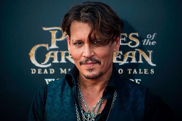 <p>El portal <em><a rel="nofollow noopener" href="https://www.businessinsider.com/16-of-the-highest-paid-movie-roles-of-all-time-2018-5#8-johnny-depp-as-jack-sparrow-in-pirates-of-the-caribbean-on-stranger-tides-9" target="_blank" data-ylk="slk:Business Insider;elm:context_link;itc:0;sec:content-canvas" class="link ">Business Insider</a></em> recoge que el actor se llevó 55 millones solo por actuar en la cuarta película de la saga, y se dice que con la quinta entrega ganaría unos 95 millones. Además de su sueldo el actor también negoció recibir un porcentaje de las ganancias de taquilla, y otras ganancias a perpetuidad. Eso sí, se dice que llegó a reconocer que se le pagó demasiado por su papel como Jack Sparrow. Foto: JOHANNES EISELE / Getty Images. </p>