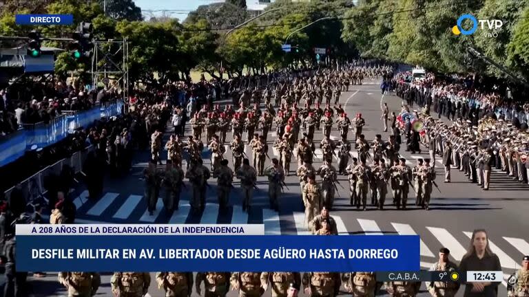 Graphs austeros e informativos durante la cobertura del desfile militar del 9 de julio  