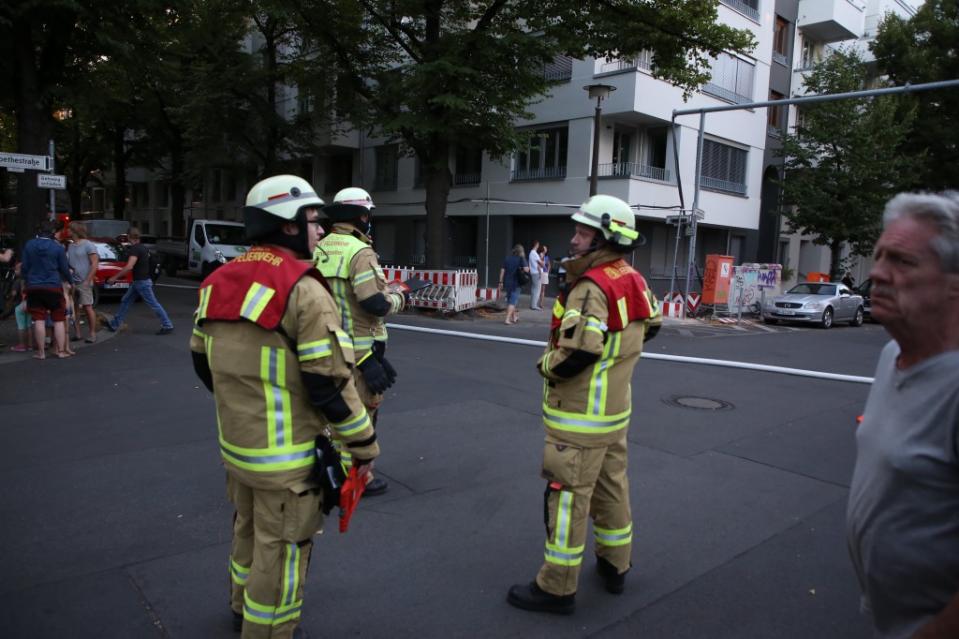 An der Goethestraße in Weißensee brennt es am Donnerstagabend auf dem Dach eines unbewohnten Wohnneubaus. Die Feuerwehr war mit 90 Einsatzkräften vor Ort<span class="copyright">Thomas Peise</span>