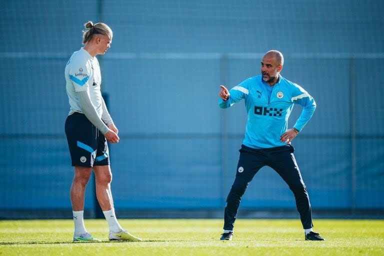 Guardiola y Haaland, en un entrenamiento de Manchester City; el DT respaldó al delantero ante despiadadas críticas