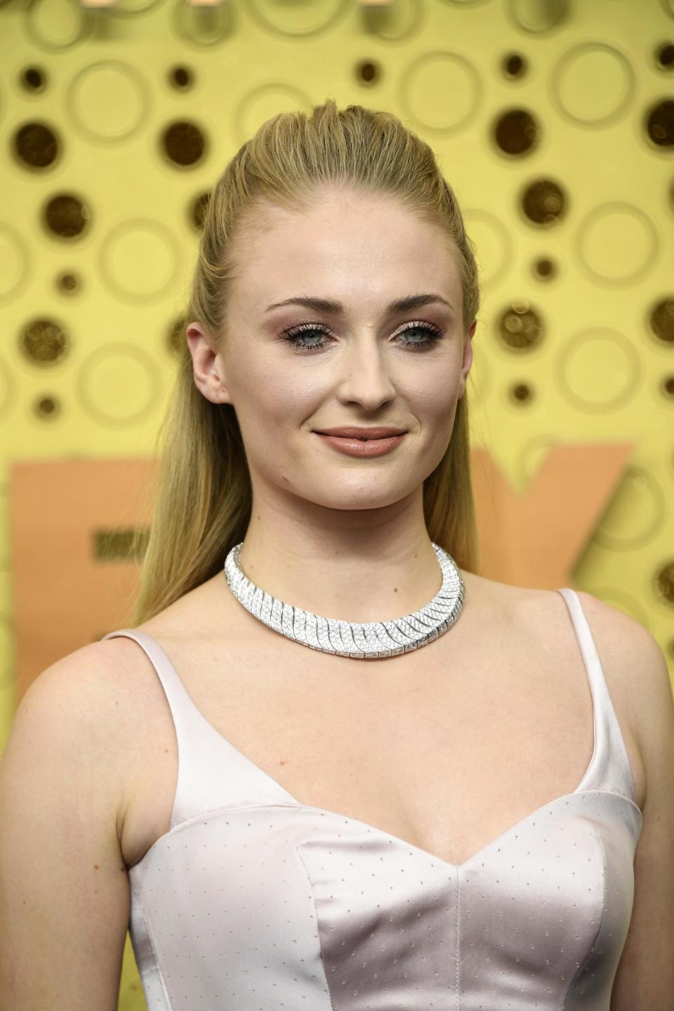 Sophie Turner wearing Louis Vuitton jewellery to the 2019 Emmy Awards (Getty Images)