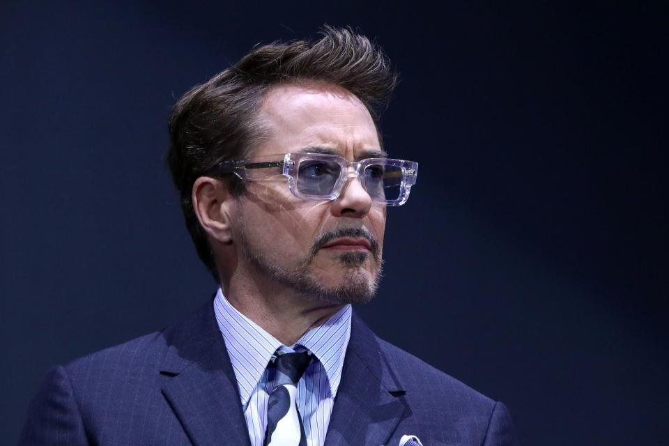 Die Liste der Hollywood-Stars, die regelmäßig Yoga betreiben, ist lang. Kaum jemand profitierte von den Übungen so sehr wie "Avengers"-Star Robert Downey Jr.: Meditation und Yoga halfen ihm bei seinem Weg aus der Drogensucht, für "Men's Fitness" posierte er gemeinsam mit seinem Power-Flow-Yoga-Lehrer Vinnie Marino für das Magazin-Cover. (Bild: Chung Sung-Jun/Getty Images for Disney)