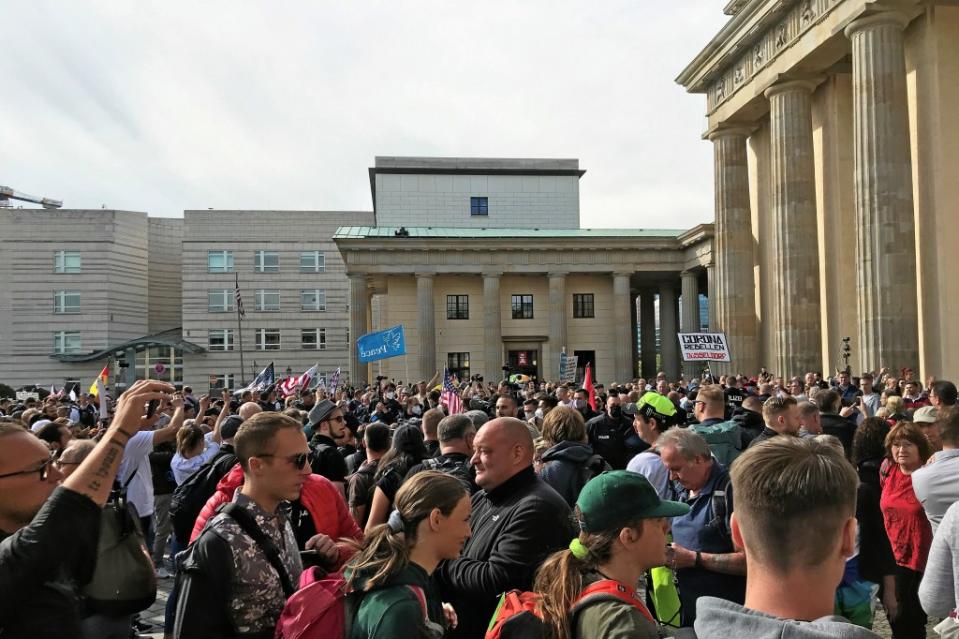 Ohne Mund-Nasen-Schutz und Abstand: Demonstranten auf dem Pariser Platz.<span class="copyright">Dennis Meischen</span>