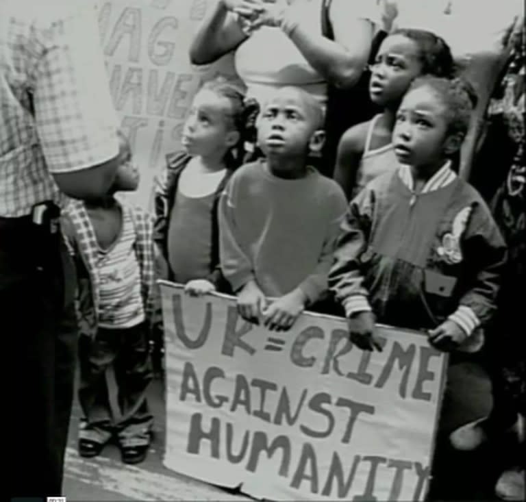 Manifestación de chicos chagosianos en 2005 durante una visita a las Islas Mauricio del ministro de Estado británico Bill Rammell