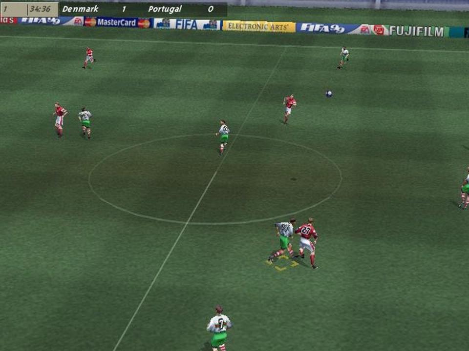 Mit unterschiedlich großen Spielern, die zudem über eine grobe Mimik verfügten, machte "FIFA 99" optisch noch einmal einen Sprung nach vorne. Inhaltlich legte EA ebenfalls nach: 220 Vereinsmannschaften aus zwölf realen Ligen waren nebst Original-Trikot ebenso enthalten wie 42 Nationalmannschaften. (Bild: EA)