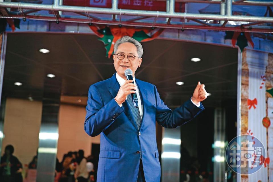 政府出手解套，台新金董座吳東亮可望終結糾纏十五年的彰銀案。