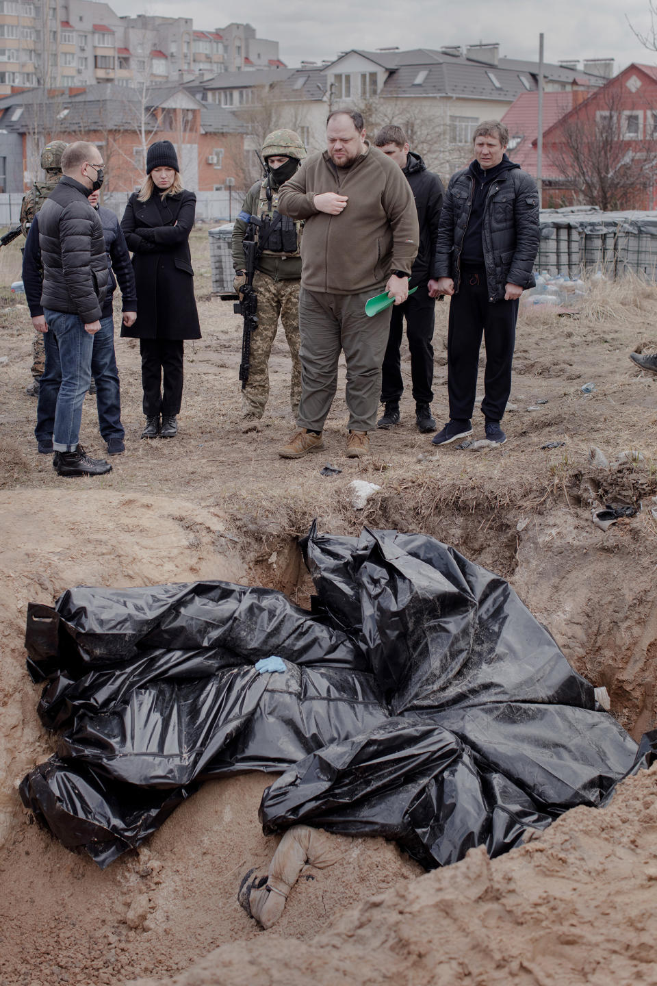 Mourners at a mass grave found at the Church of St. Andrew and Pyervozvannoho All Saints in Bucha, April 4<span class="copyright">Natalie Keyssar</span>