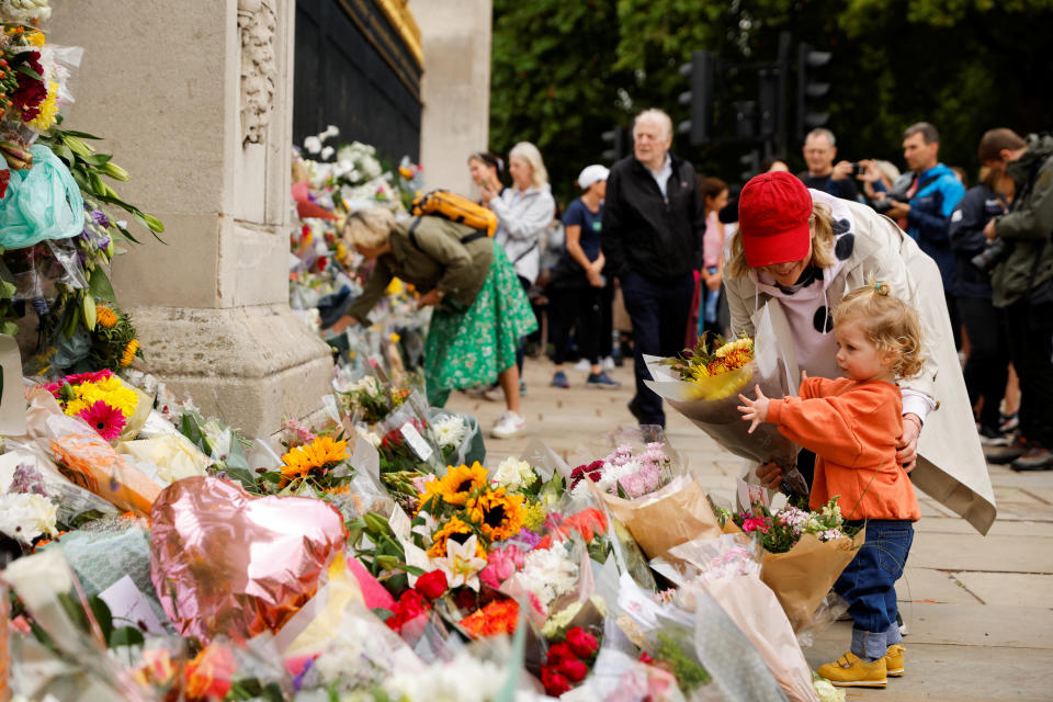 <p>Stacey OâConnor and her son Bertie who is 21months old pay tribute at Buckingham Palace, following the passing of Queen Elizabeth, in London, Britain, September 9, 2022. REUTERS/John Sibley - RC2KDW9U4H8J</p> 