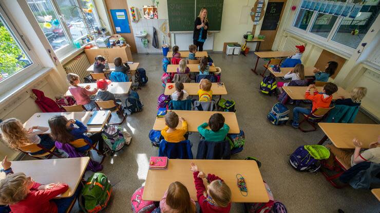 Schüler einer ersten Grundschulklasse in Dresden sitzen im Unterricht auf ihren Plätzen. Foto: dpa