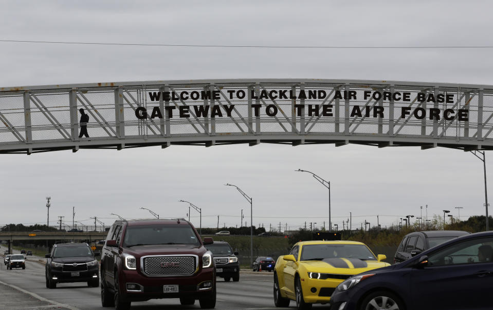 Un transeúnte utiliza un puente que conduce a la principal entrada de la Base Lackland de la Fuerza Aérea en San Antonio, Texas, el miércoles 5 de febrero de 2020. (AP Foto/Eric Gay)