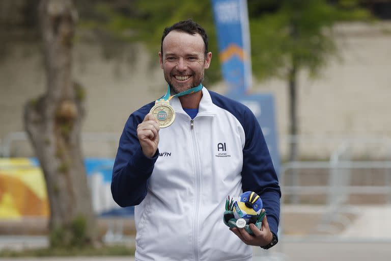 Jean Pierre Brol, el representante de Equipo de Atletas Independientes que celebró su medalla de oro en la prueba trap final masculino