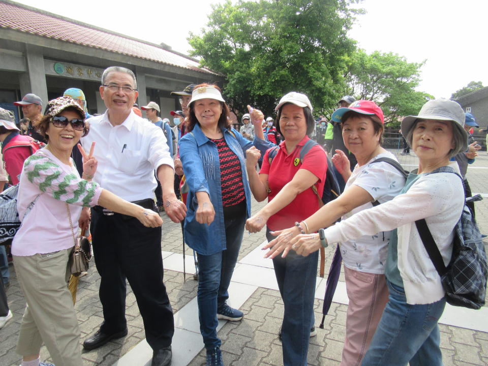 聽友們在陽明山國家公園遊客中心準備出發。