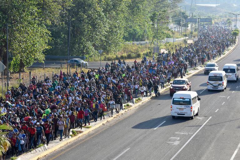 Una caravana de migrantes parte de Tapachula, México, el domingo 24 de diciembre de 2023