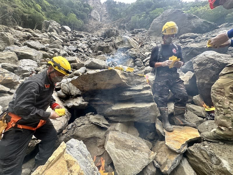 花蓮強震造成嚴重死傷，重機具10日上午進入太魯閣砂卡礑，開挖前搜救人員準備紙錢、香燭先依傳統習俗拜拜，希望開挖順利。（圖／花蓮縣消防局提供） 