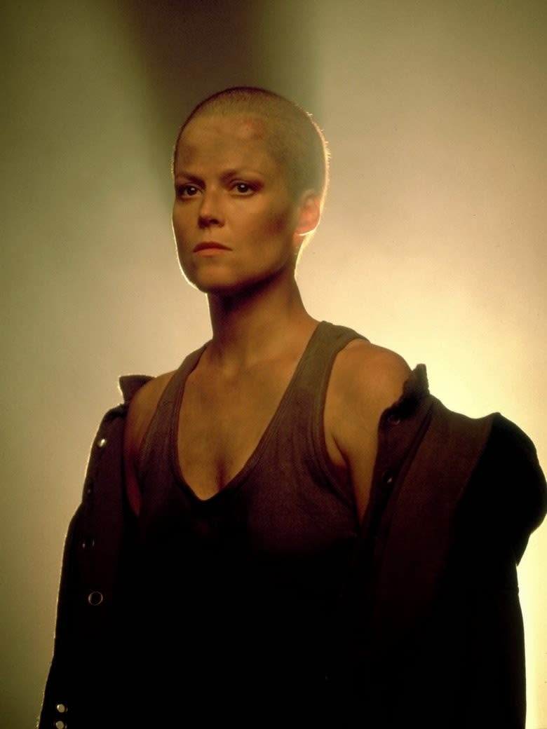 Sigourney Weaver (“Alien 3″, 1992): Una de las películas más recordadas con una calva “a la cabeza”. Para volver a interpretar a Ripley, la actriz esta vez tuvo que animarse a más.