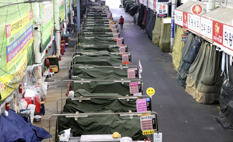 En la imagen, vista de puestos de noodles vacíos en un mercado tradicional en Daegu, Corea del Sur, el 21 de febrero de 2020. (Kim Hyun-tae/Yonhap via AP)