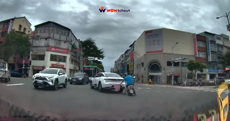 ▲日前在台北市大同區的酒泉街上，就出現一輛轎車後方的車牌，被一大塊毛巾遮擋住，已經是違規行為，然而隨後有一位阿伯騎著機車靠近並迅速抽走粉色毛巾。（圖／YT@WoWtchout）